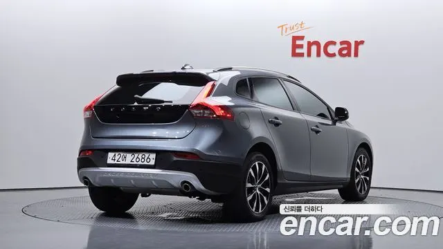 VOLVO V40 CROSS COUNTRY 2019 — 91 200 км, серый, Корея — под ключ — фото 2