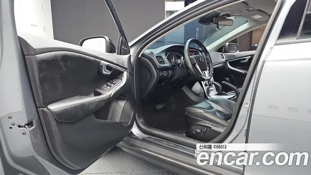 VOLVO V40 CROSS COUNTRY 2019 — 91 200 км, серый, Корея — под ключ — фото 10