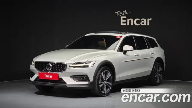 VOLVO V60 CROSS COUNTRY 2020 — 84 104 км, серебристо-серый, Корея — под ключ — фото 1