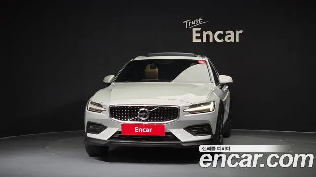 VOLVO V60 CROSS COUNTRY 2020 — 84 104 км, серебристо-серый, Корея — под ключ — фото 3