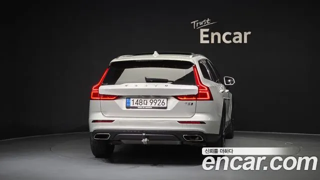 VOLVO V60 CROSS COUNTRY 2020 — 84 104 км, серебристо-серый, Корея — под ключ — фото 4