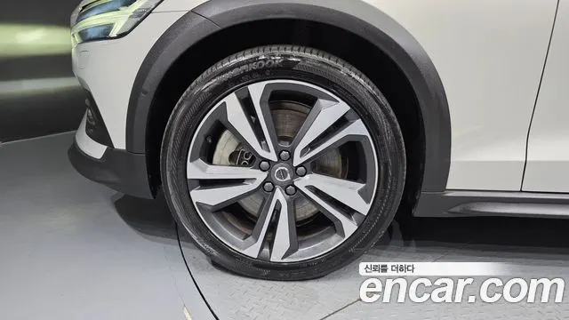 VOLVO V60 CROSS COUNTRY 2020 — 84 104 км, серебристо-серый, Корея — под ключ — фото 5