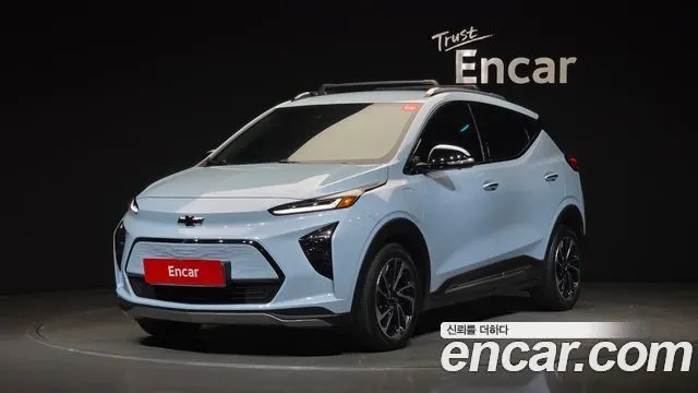 CHEVROLET BOLT 2023 — 35 740 км, светло-серебристый, Корея — под ключ — фото 1