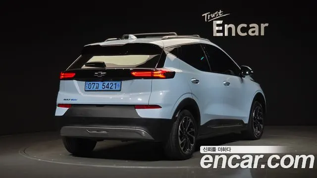 CHEVROLET BOLT 2023 — 35 740 км, светло-серебристый, Корея — под ключ — фото 2