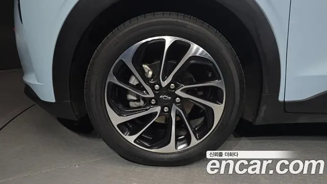 CHEVROLET BOLT 2023 — 35 740 км, светло-серебристый, Корея — под ключ — фото 5