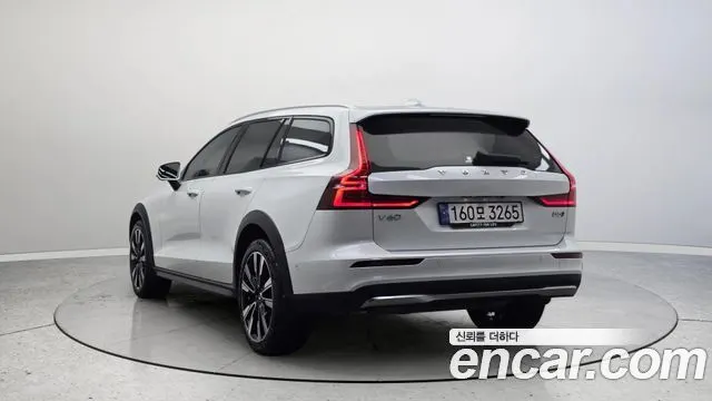 VOLVO V60 CROSS COUNTRY 2024 — 32 653 км, белый, Корея — под ключ — фото 4