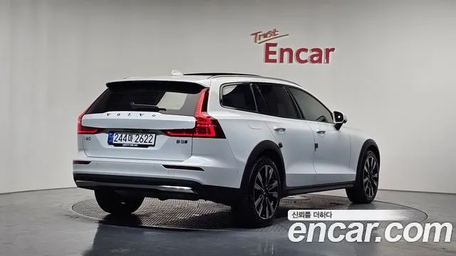 VOLVO V60 CROSS COUNTRY 2024 — 10 885 км, белый, Корея — под ключ — фото 2