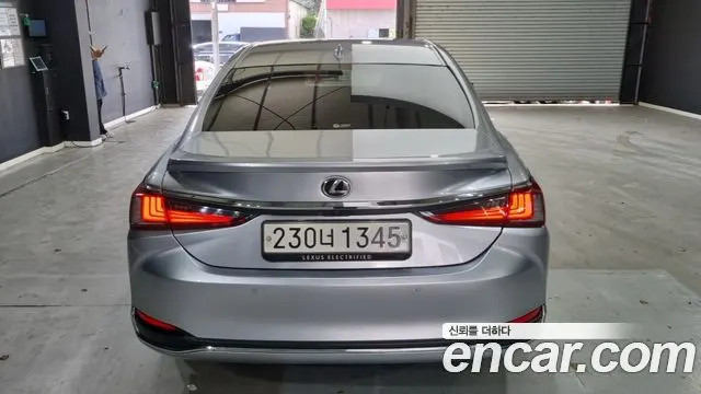 LEXUS ES300H 2023 — 45 266 км, серебристо-серый, Корея — под ключ — фото 3