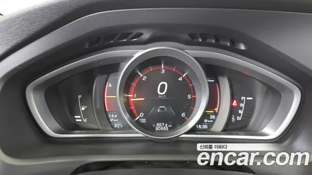 VOLVO V40 CROSS COUNTRY 2019 — 90 665 км, серый, Корея — под ключ — фото 8