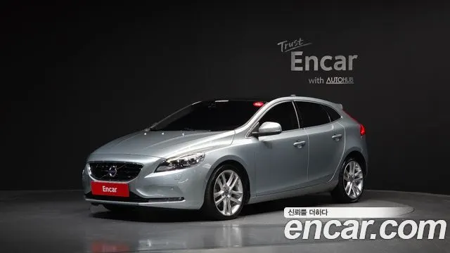 VOLVO V40 2016