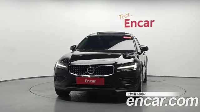 VOLVO V60 CROSS COUNTRY 2019 — 50 193 км, чёрный, Корея — под ключ — фото 3