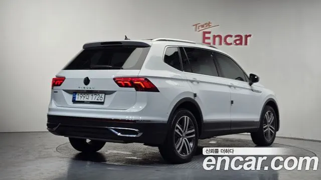 VOLKSWAGEN TIGUAN ALLSPACE 2023 — 31 411 км, белый, Корея — под ключ — фото 1