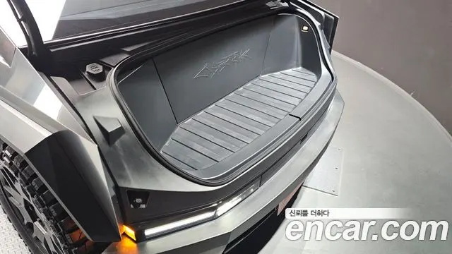 TESLA 사이버트럭 2024 — 56 323 км, серебристый, Корея — под ключ — фото 6