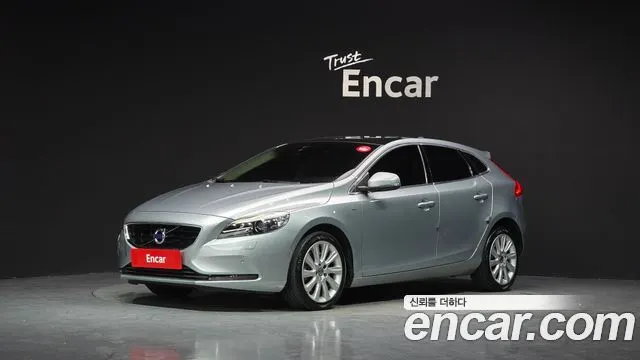 VOLVO V40 2016