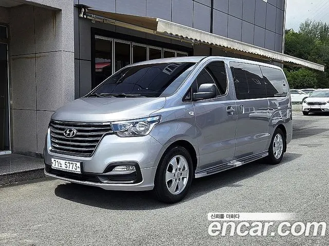 HYUNDAI GRAND STAREX 2019 — 99 278 км, серебристо-серый, Корея — под ключ — фото 1