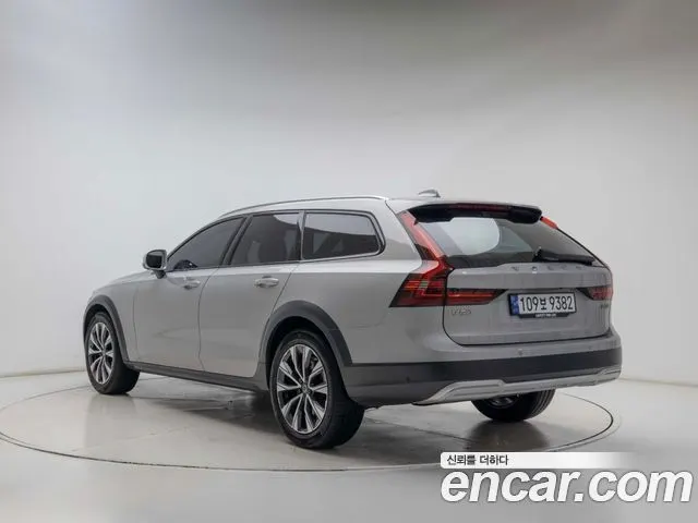 VOLVO V90 CROSS COUNTRY 2023 — 68 825 км, серебристо-серый, Корея — под ключ — фото 4