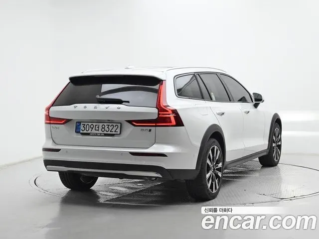 VOLVO V60 CROSS COUNTRY 2025 — 1 361 км, белый, Корея — под ключ — фото 2
