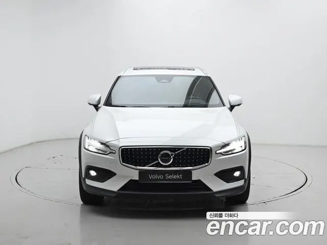 VOLVO V60 CROSS COUNTRY 2025 — 1 361 км, белый, Корея — под ключ — фото 3