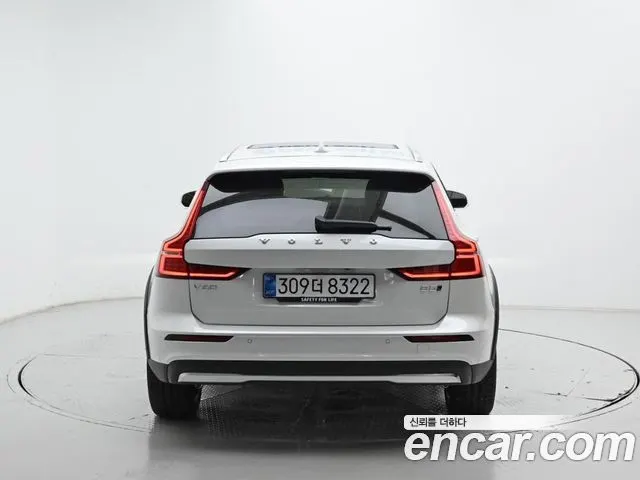 VOLVO V60 CROSS COUNTRY 2025 — 1 361 км, белый, Корея — под ключ — фото 4