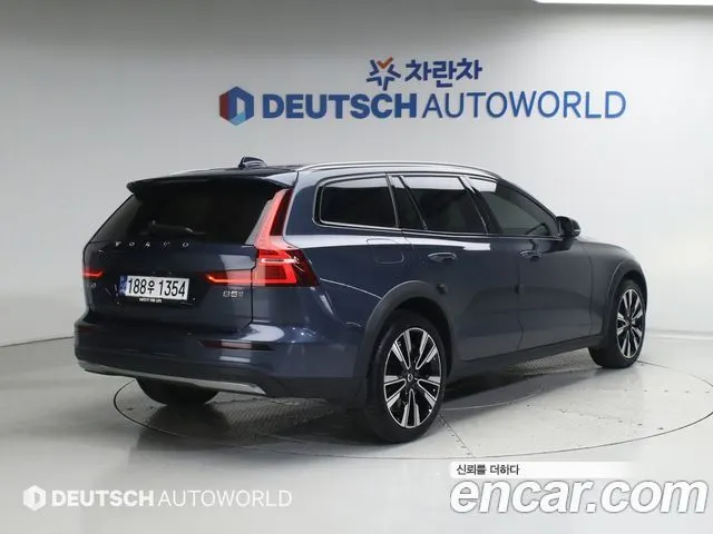 VOLVO V60 CROSS COUNTRY 2025 — 21 829 км, синий, Корея — под ключ — фото 2