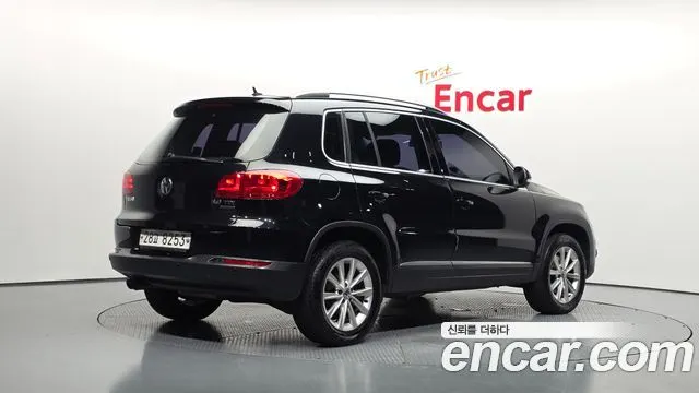 VOLKSWAGEN TIGUAN 2015 — 141 336 км, чёрный, Корея — под ключ — фото 2