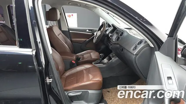 VOLKSWAGEN TIGUAN 2015 — 141 336 км, чёрный, Корея — под ключ — фото 11