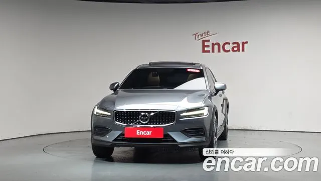 VOLVO V60 CROSS COUNTRY 2019 — 76 698 км, серый, Корея — под ключ — фото 3
