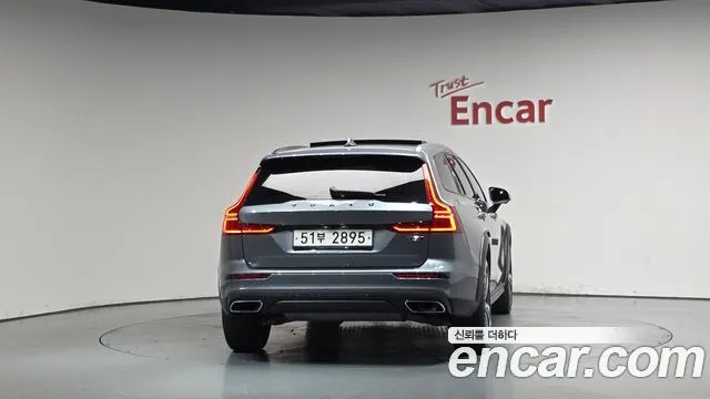 VOLVO V60 CROSS COUNTRY 2019 — 76 698 км, серый, Корея — под ключ — фото 4