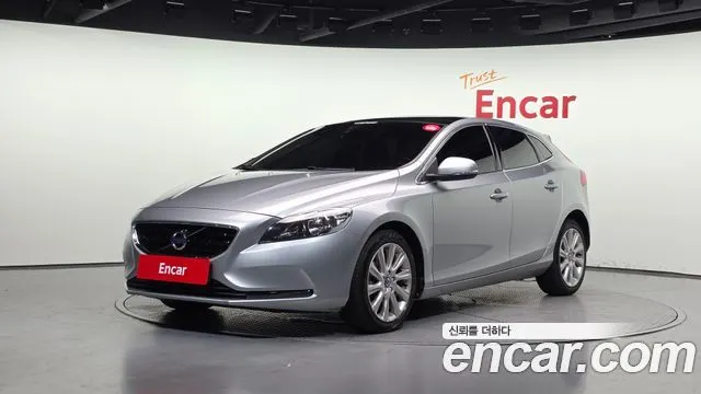 VOLVO V40 2016