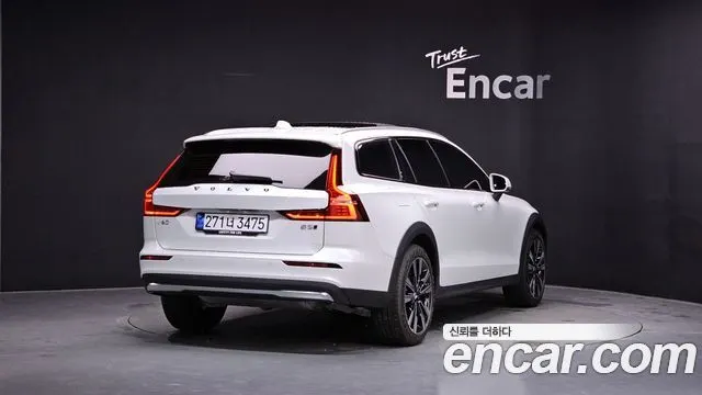 VOLVO V60 CROSS COUNTRY 2025 — 1 673 км, белый, Корея — под ключ — фото 1