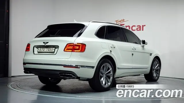 BENTLEY BENTAYGA 2017 — 102 767 км, белый, Корея — под ключ — фото 2