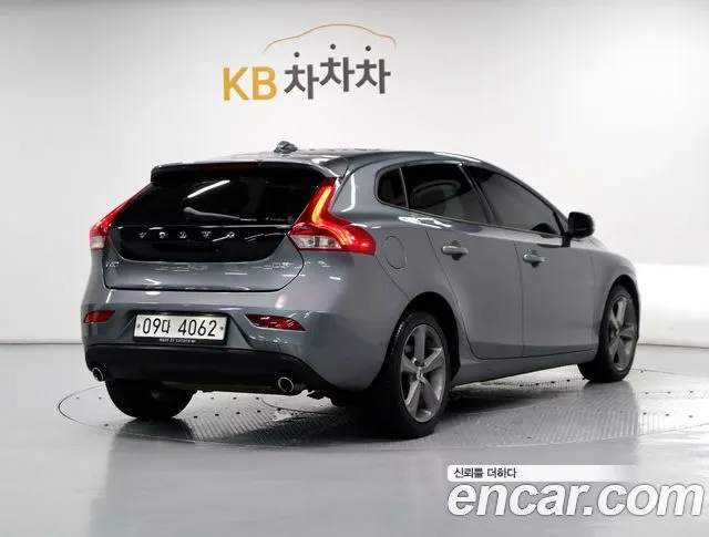 VOLVO V40 2018 — 52 000 км, серый, Корея — под ключ — фото 3