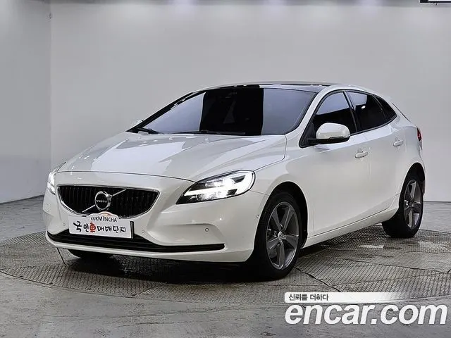 VOLVO V40 2018 — 114 141 км, белый, Корея — под ключ — фото 1
