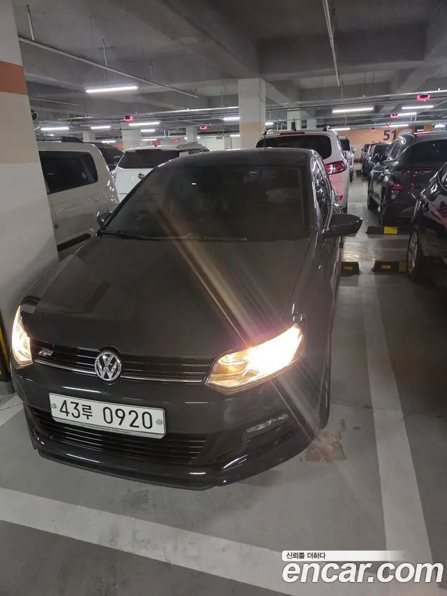 VOLKSWAGEN POLO 2015