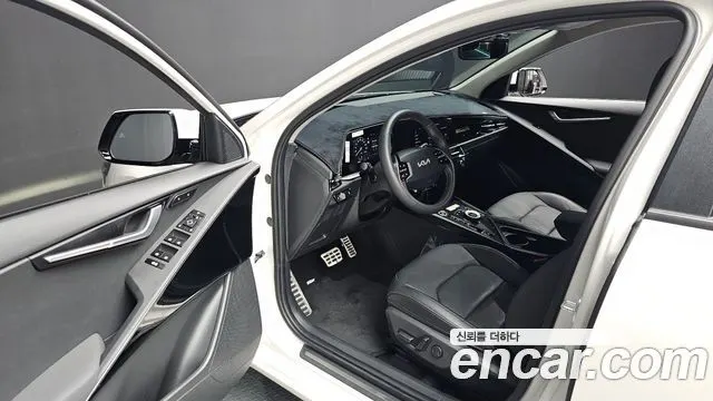 KIA NIRO 2025 — 11 026 км, белый, Корея — под ключ — фото 10