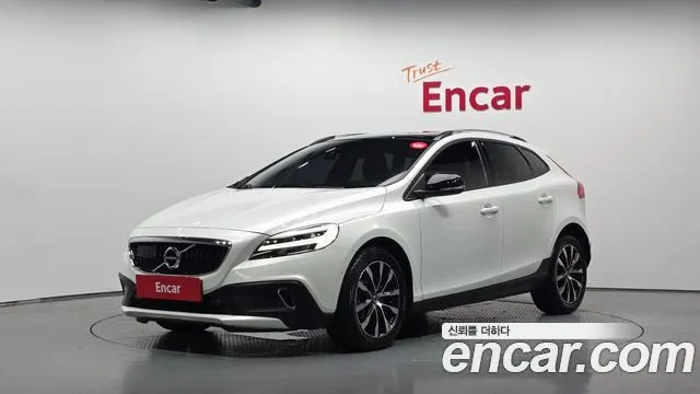 VOLVO V40 CROSS COUNTRY 2019 — 51 222 км, белый, Корея — под ключ — фото 1