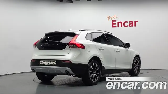 VOLVO V40 CROSS COUNTRY 2019 — 51 222 км, белый, Корея — под ключ — фото 2