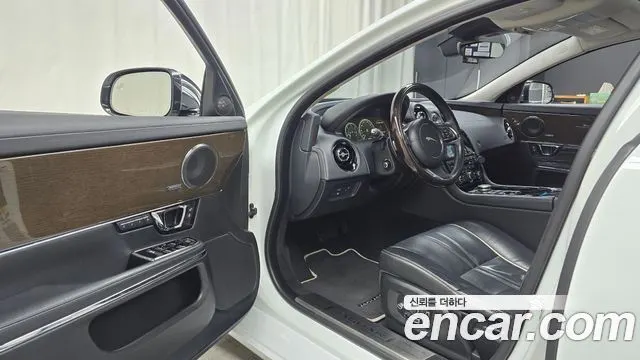 JAGUAR ALL NEW XJ 2018 — 68 281 км, белый, Корея — под ключ — фото 10