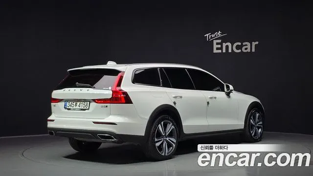 VOLVO V60 CROSS COUNTRY 2021 — 36 181 км, белый, Корея — под ключ — фото 2