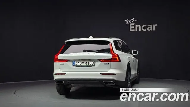 VOLVO V60 CROSS COUNTRY 2021 — 36 181 км, белый, Корея — под ключ — фото 4