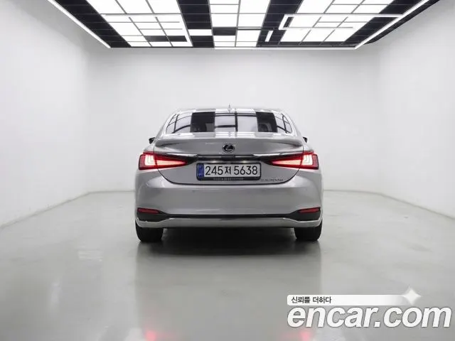 LEXUS ES300H 2026 — 12 960 км, серебристо-серый, Корея — под ключ — фото 4