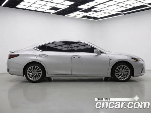 LEXUS ES300H 2026 — 12 960 км, серебристо-серый, Корея — под ключ — фото 5