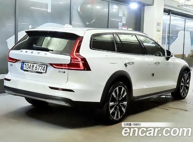 VOLVO V60 CROSS COUNTRY 2024 — 71 611 км, белый, Корея — под ключ — фото 4