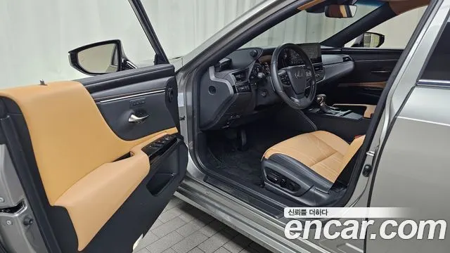 LEXUS ES300H 2023 — 19 462 км, серебристо-серый, Корея — под ключ — фото 10
