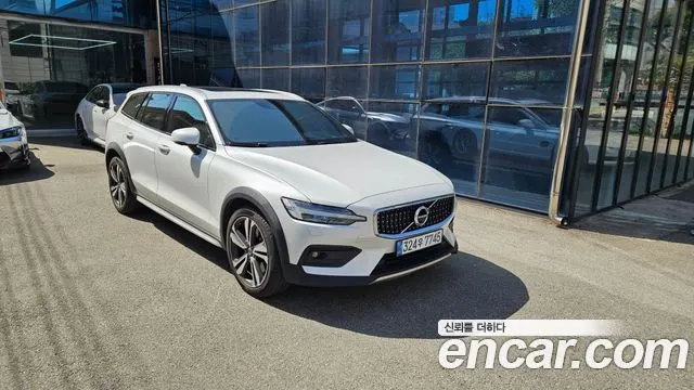VOLVO V60 CROSS COUNTRY 2021 — 78 650 км, белый, Корея — под ключ — фото 1