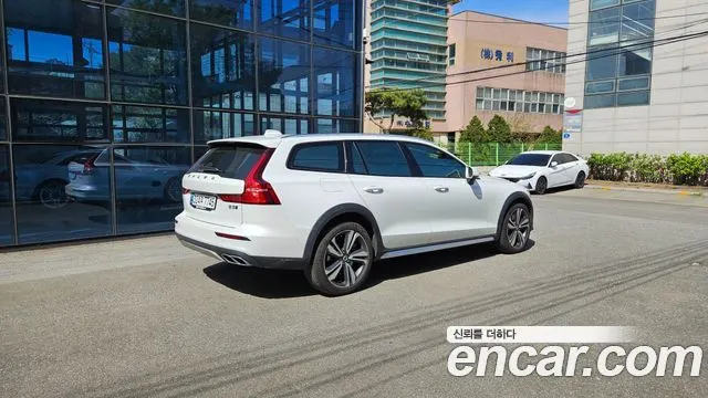 VOLVO V60 CROSS COUNTRY 2021 — 78 650 км, белый, Корея — под ключ — фото 2