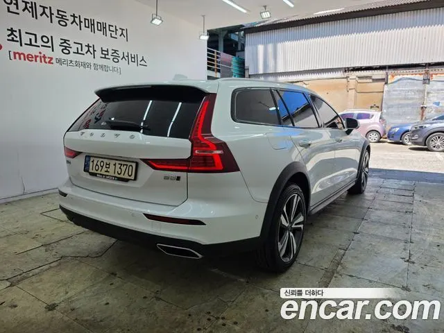 VOLVO V60 CROSS COUNTRY 2021 — 73 343 км, белый, Корея — под ключ — фото 3
