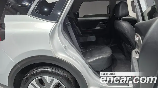 KIA NIRO PLUS 2024 — 27 067 км, серебристо-серый, Корея — под ключ — фото 12