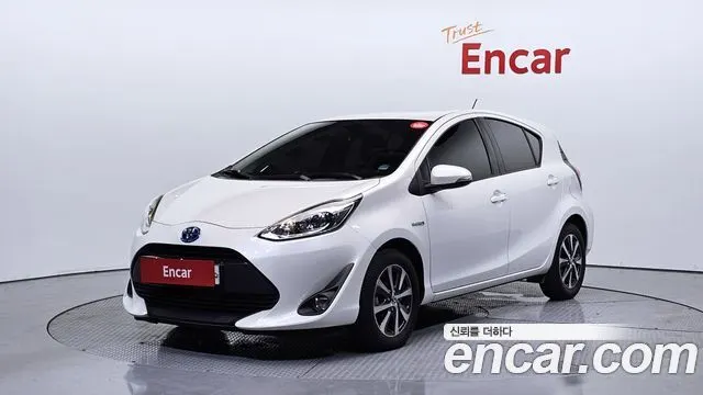 TOYOTA PRIUS C 2019 — 114 938 км, белый, Корея — под ключ — фото 1