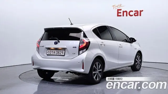 TOYOTA PRIUS C 2019 — 114 938 км, белый, Корея — под ключ — фото 2